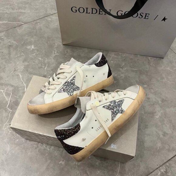 Stylish Golden Goose white Sneakers - Picture 3 of 6